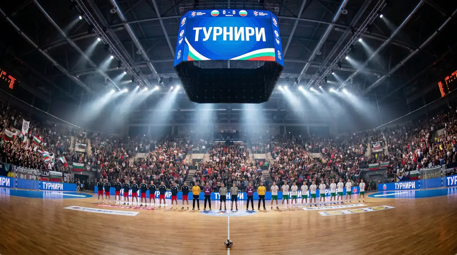 Препълнена зала на голям хандбален турнир с табло на резултата